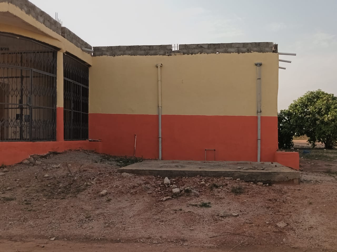 Vue latérale des bâtiments du collège