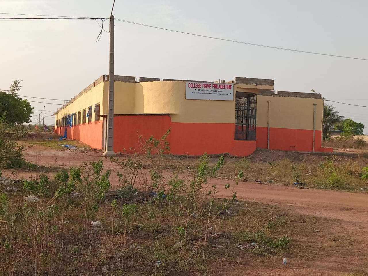 Bâtiment de salles de classe du collège