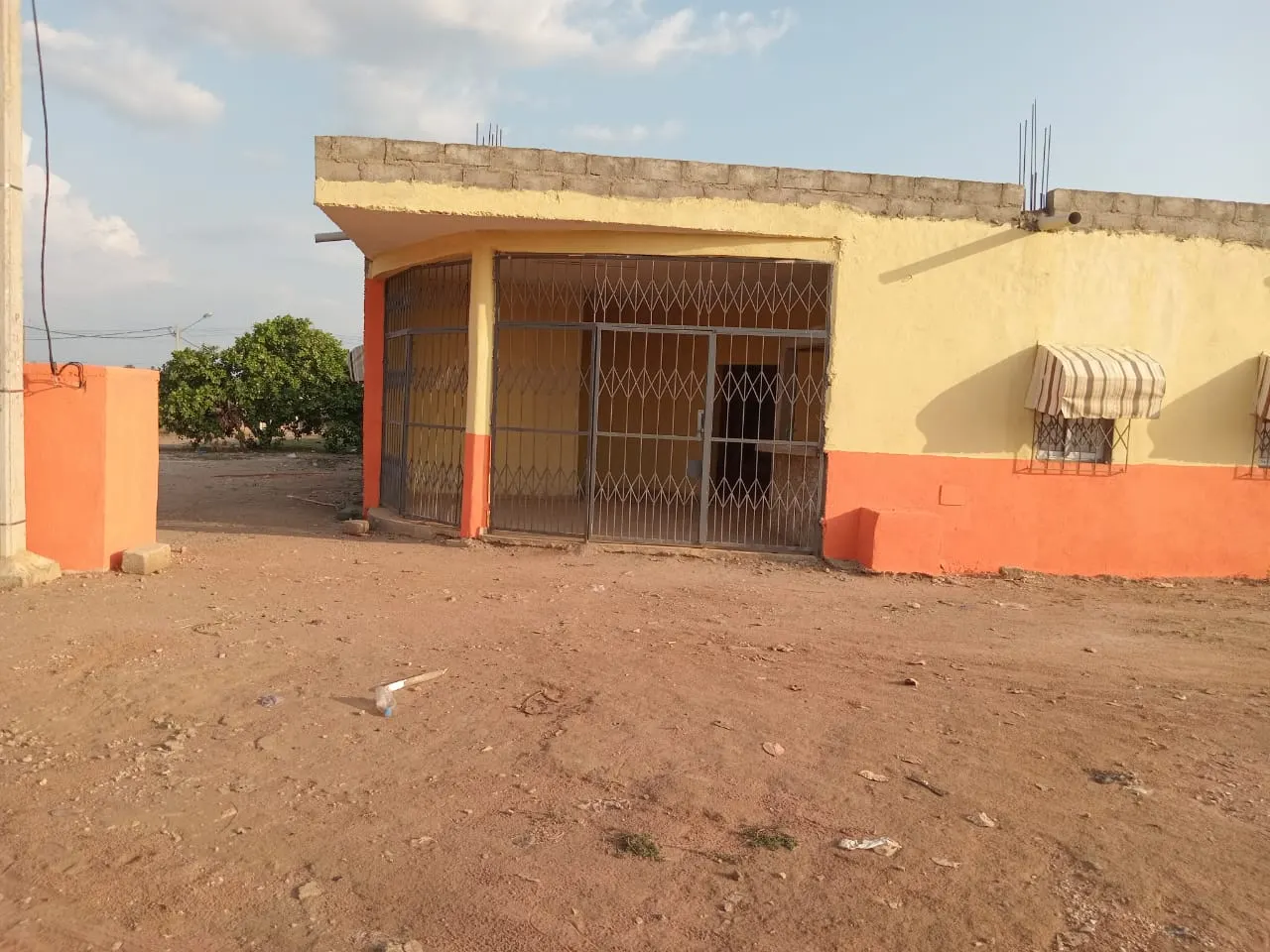 Angle du bâtiment du collège avec portails sécurisés