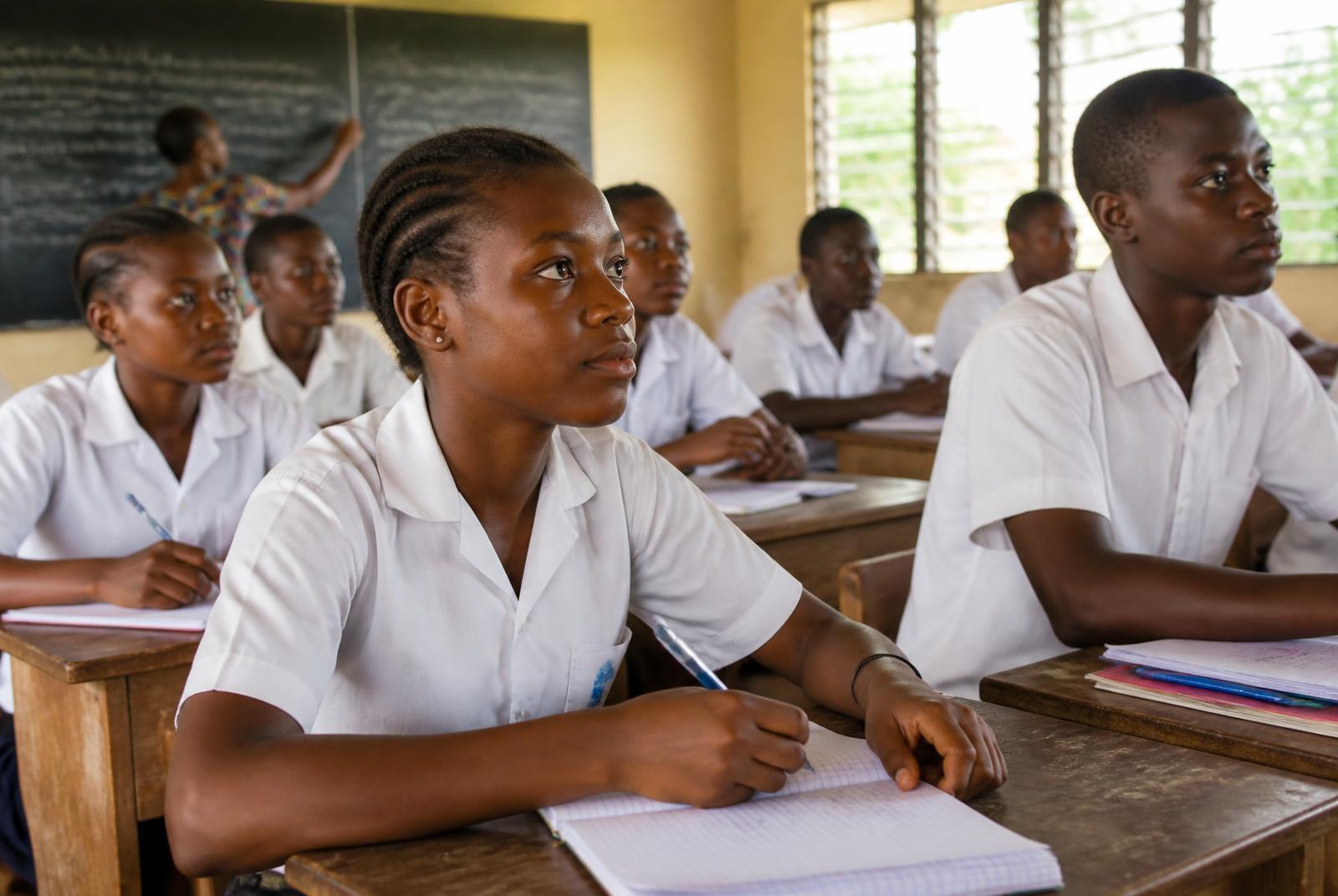 Élèves du collège attentifs pendant un cours