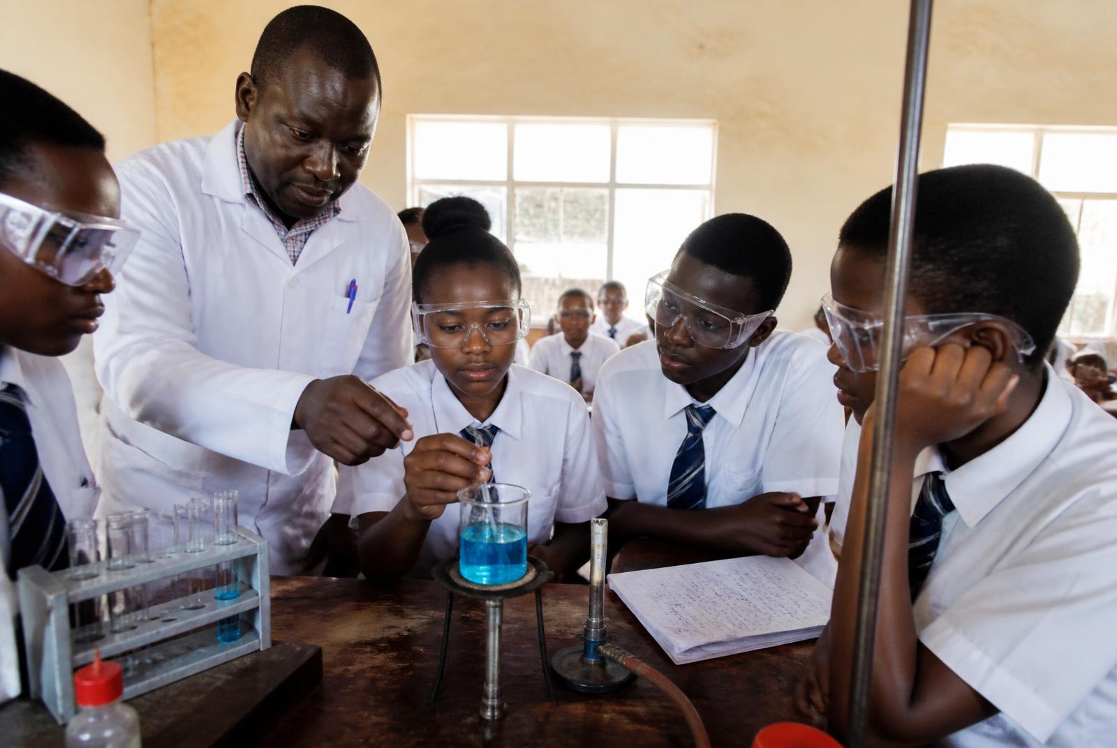 Travaux pratiques de sciences encadrés par un enseignant