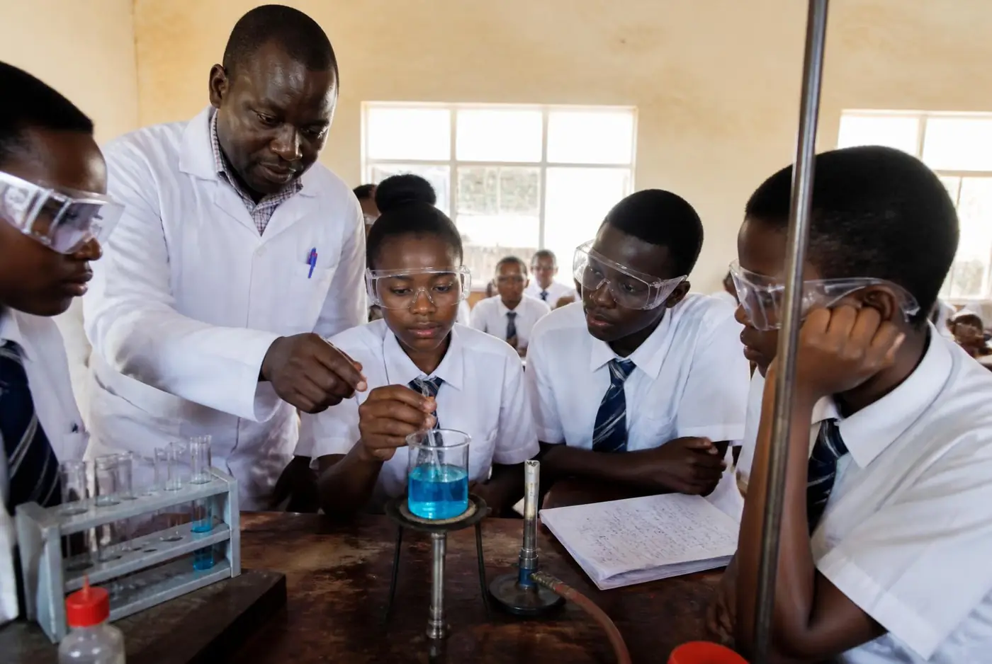 Élèves réalisant des travaux pratiques de sciences avec leur enseignant