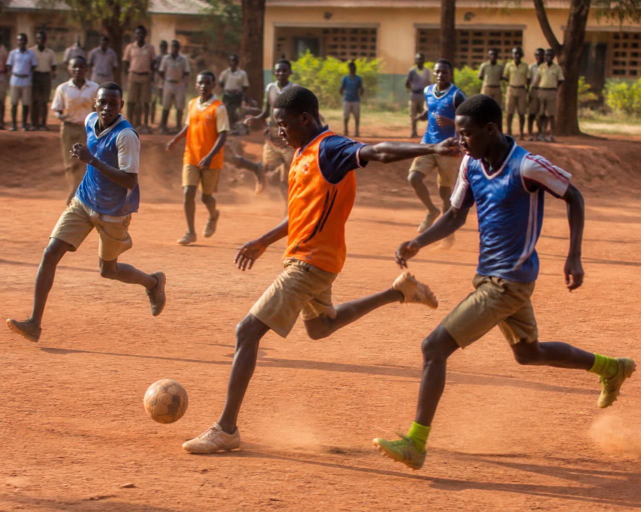 Élèves jouant au football sur le terrain du collège